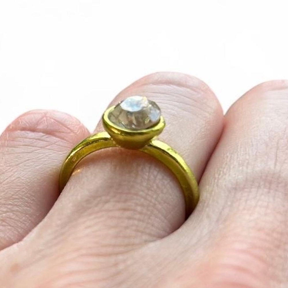 Elegant Gold Ring with Clear Gemstone